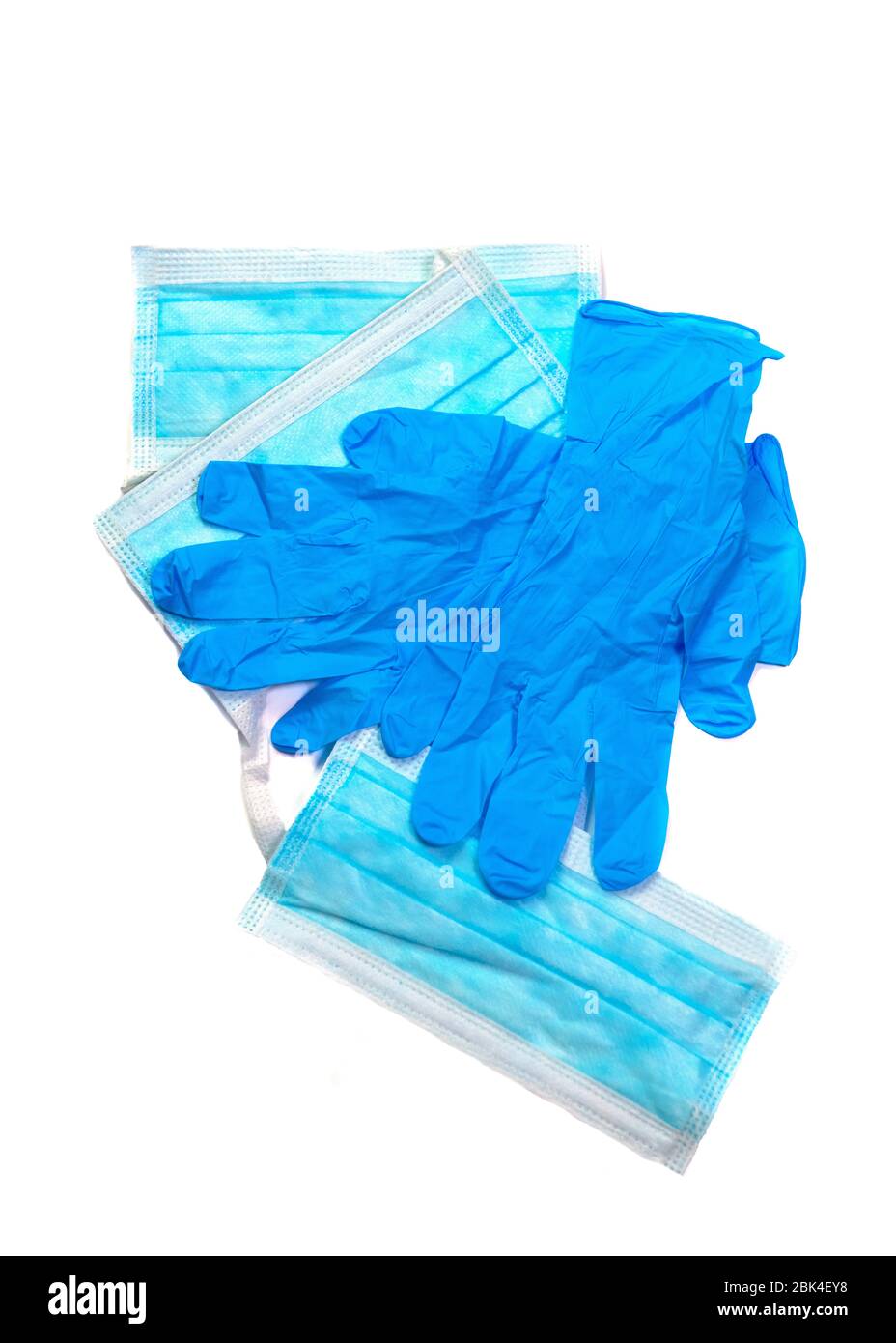 Vertikale persönliche Schutzausrüstung blaue Latexhandschuhe mit Gesichtsmaske, die Sie tragen könnten, um Sie vor einem Virus zu schützen, isoliert auf einem weißen Rücken Stockfoto
