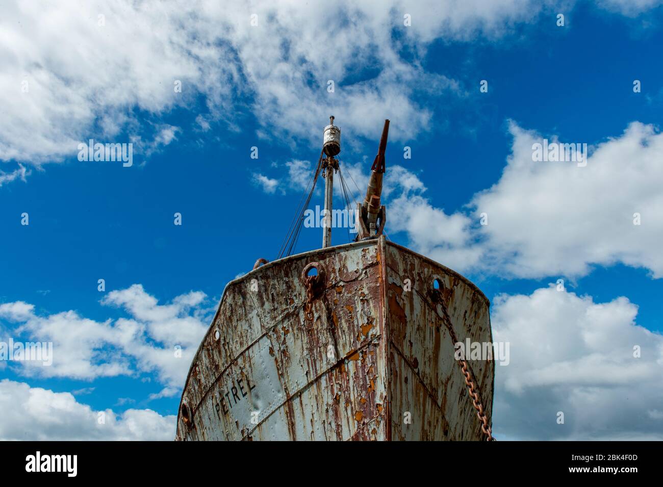 Beengte Walfangschiff mit Harpune an der norwegischen Walfangstation in Grytviken auf der Südgeorgien-Insel, Sub-Antarktis. Stockfoto
