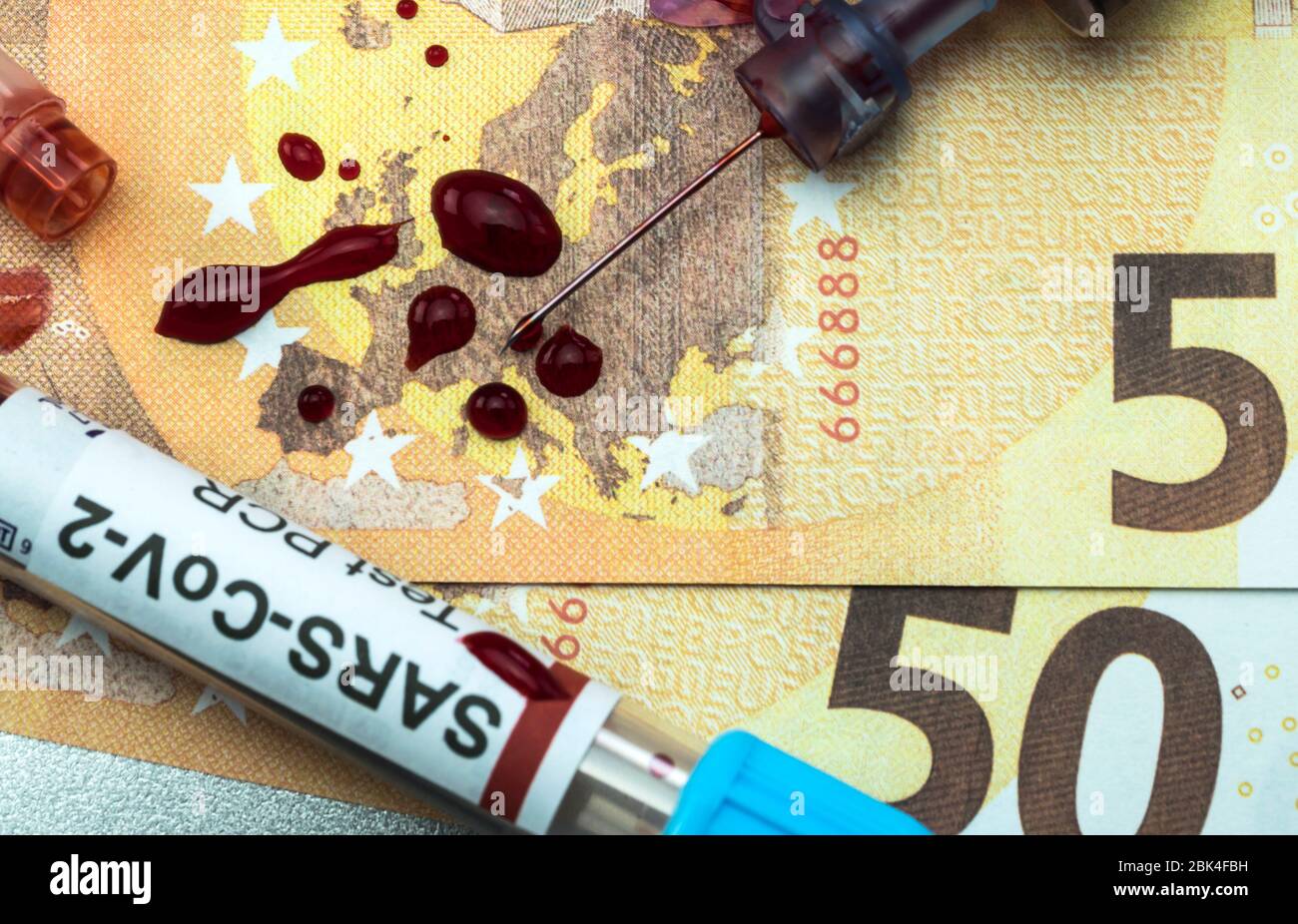 Blutspritze mit Covid-19-Impfstoff auf Euro-Banknoten, konzeptionelle Idee Stockfoto