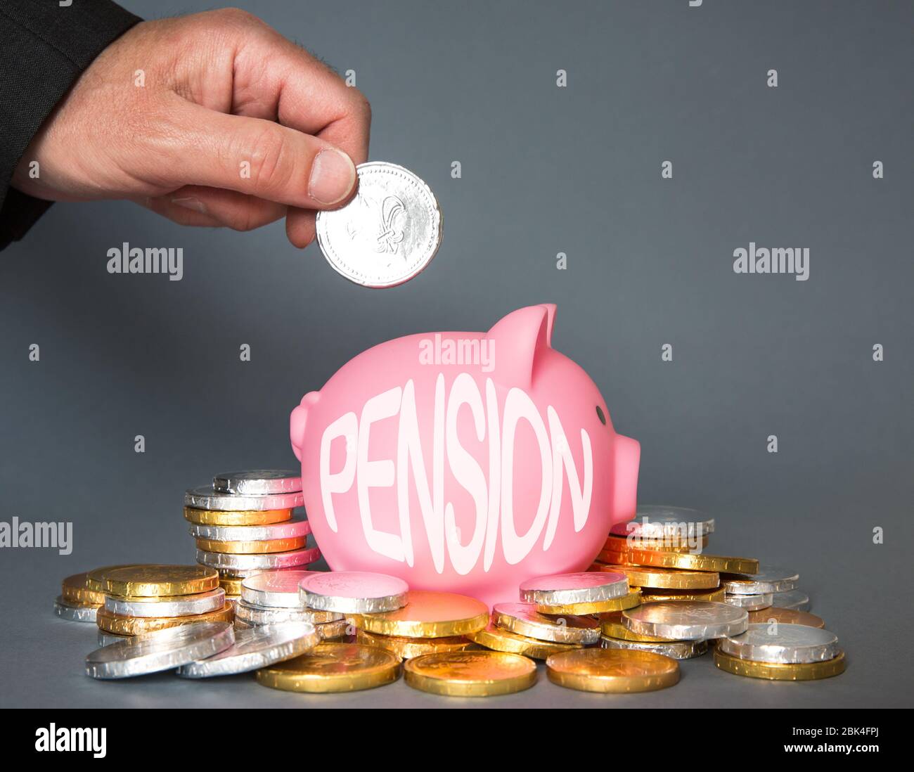 Ein Renten- oder Rentenkonzept eines Arbeitnehmers, Arbeitgebers oder einer Person, die Geld zu einer Altersvorsorge mit Kopierraum hinzufügt und beiträgt Stockfoto