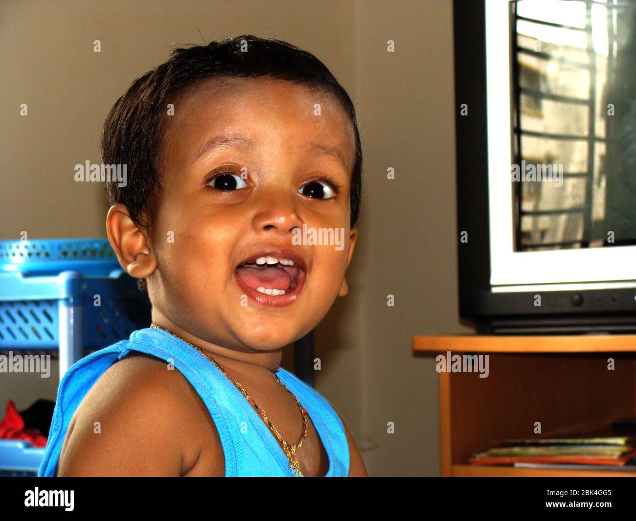 Ein kleiner Junge im Glückssmodus zur Zeit der Quarantäne aufgrund von covid-19 Stockfoto