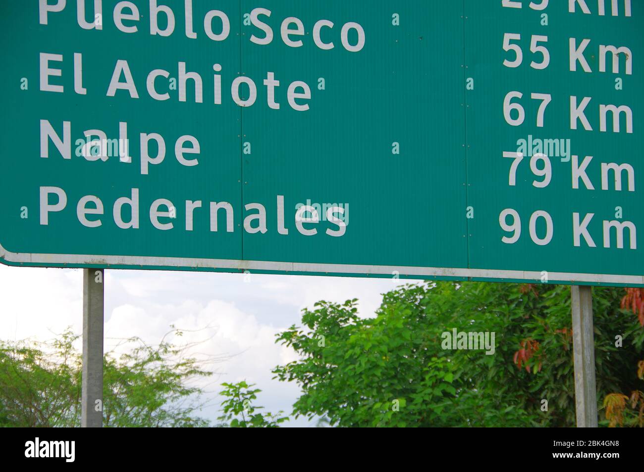 Portoviejo, Ecuador - 18. April 2016: Straßenschild mit den Städten in der Provinz Manabi, die vom Erdbeben von 7.8 betroffen sind. Stockfoto