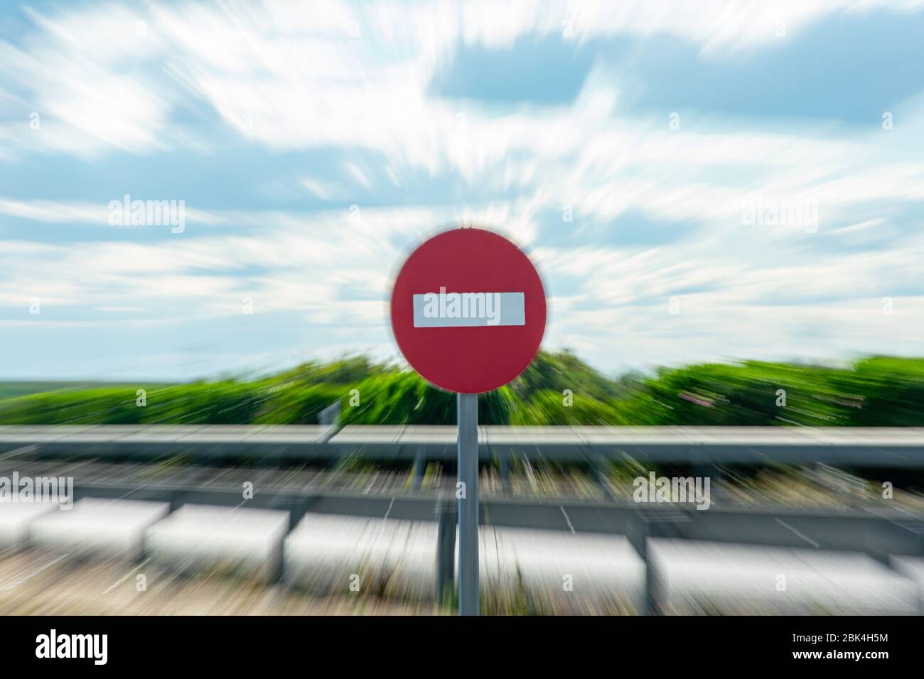 Verbotene Richtungszeichen mit beweglichem und abstraktem Hintergrund Stockfoto