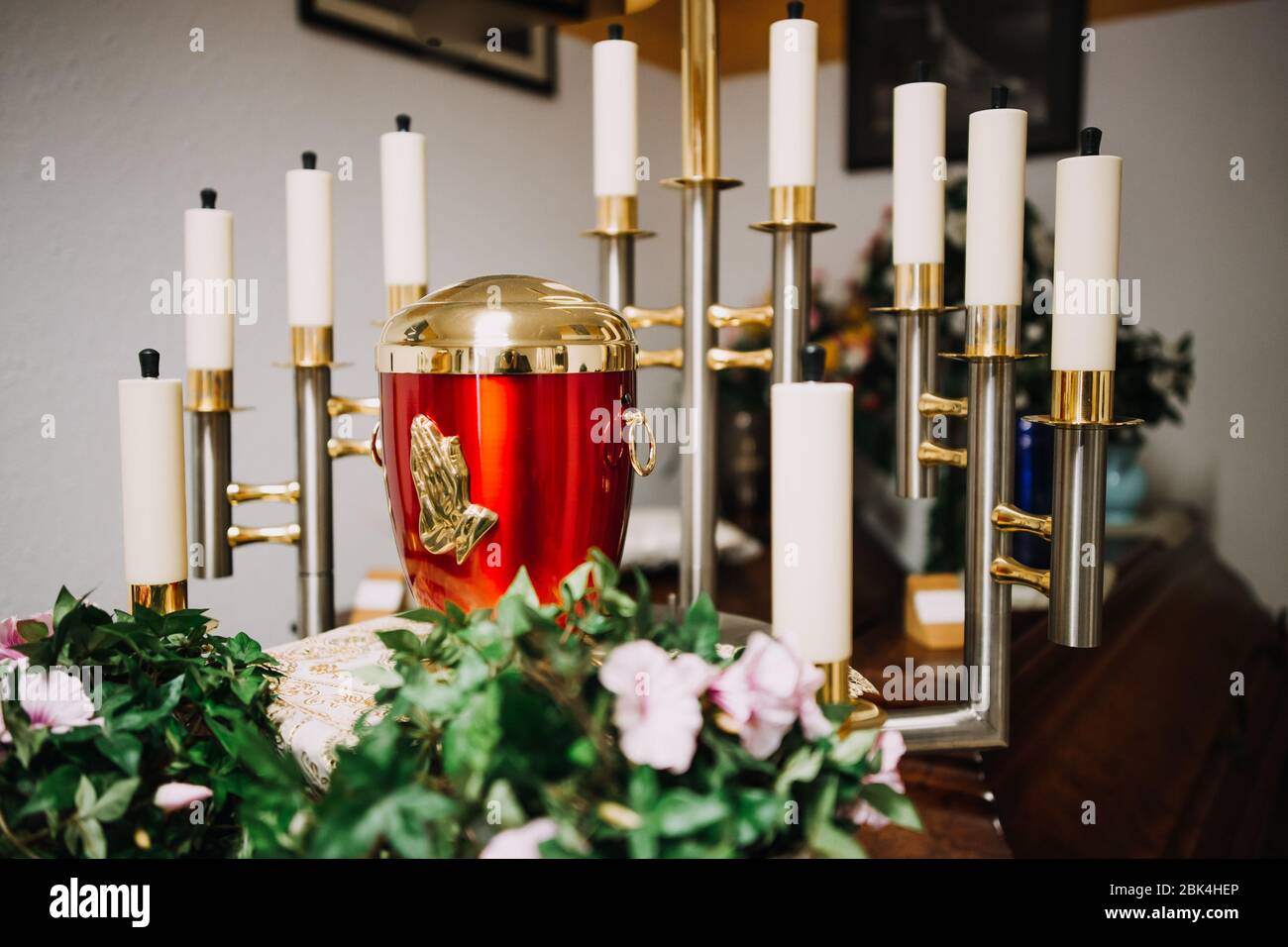 Foto einer trauernden Frau in einem Begräbnishaus Stockfoto