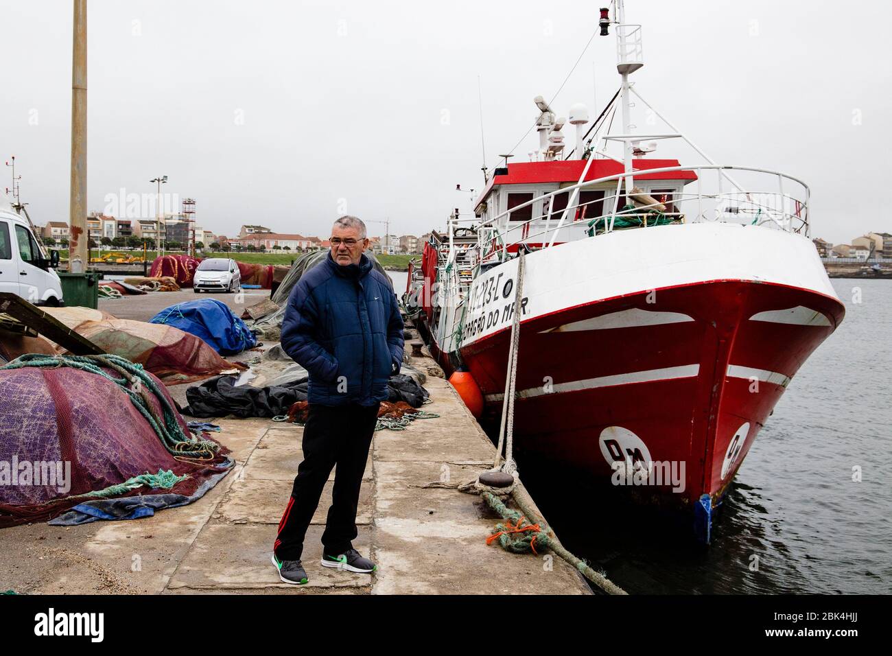 Ein Fischer reagiert während des Streiks, Arbeiter streiken am internationalen Arbeitertag, um ihre Rechte einzufordern, die derzeit aufgrund der COVID-19-Pandemie entlassen wurden. Stockfoto