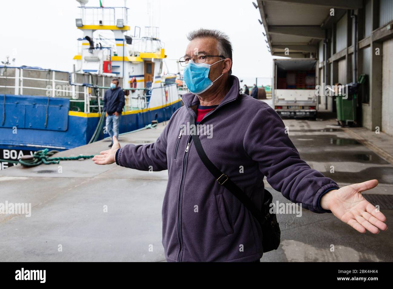 Ein Fischer reagiert während des Streiks, Arbeiter streiken am internationalen Arbeitertag, um ihre Rechte einzufordern, die derzeit aufgrund der COVID-19-Pandemie entlassen wurden. Stockfoto