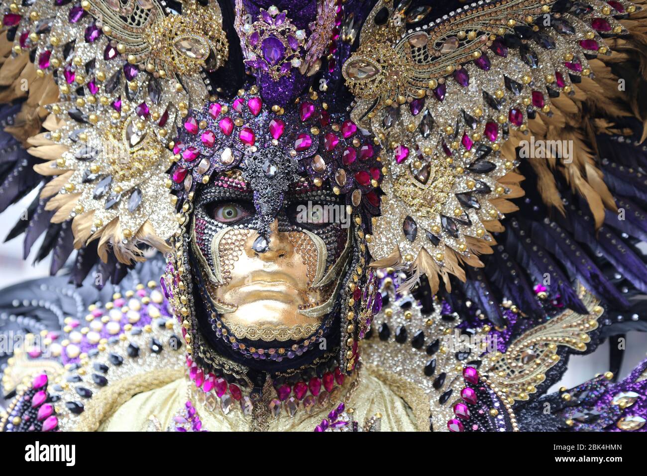 venedig, Italien-februar 23.2020: Der Karneval in Venedig war sehr schön mit Schaufensterpuppen, die bei Sonnenaufgang mit bunten Jeans posierten, kurz vor der Corona pande Stockfoto