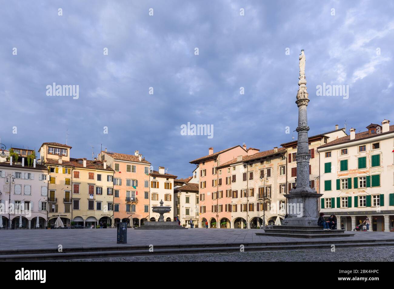 Udine, Italien (30. April 2020) - Blick auf den Sonnenuntergang auf die Piazza Matteotti, ein typisches antikes Viertel der italienischen Stadt Udine Stockfoto