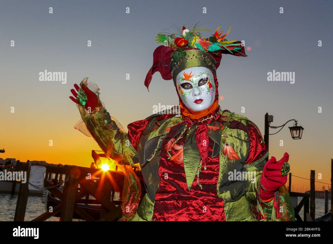 Venedig, Italien-februar 21.2020: Der Karneval in Venedig war sehr schön mit Schaufensterpuppen, die bei Sonnenaufgang mit bunten Jeans posierten, kurz vor der Corona pande Stockfoto