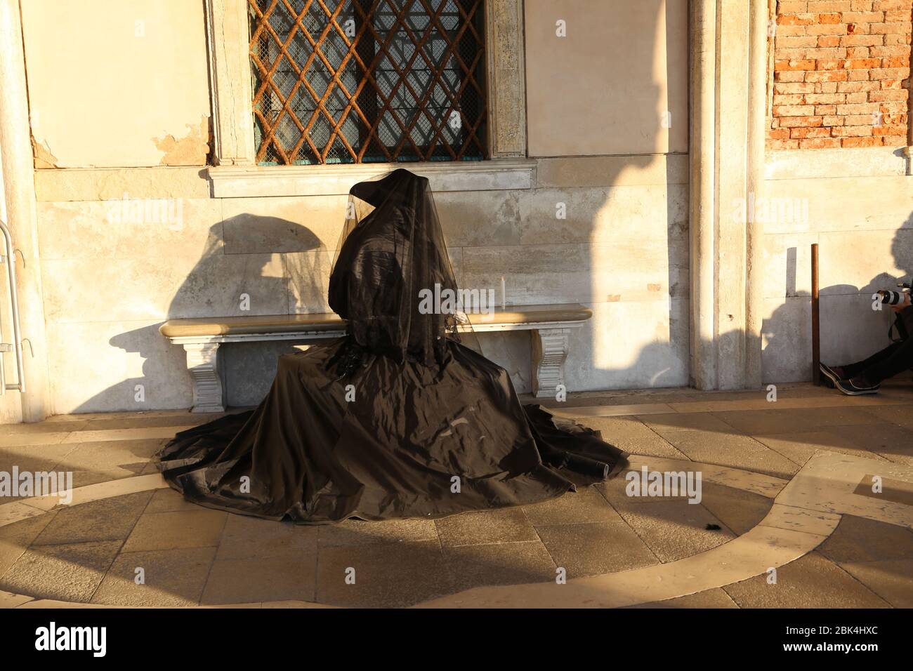 venedig, Italien-februar 21.2020: Der Karneval in Venedig war sehr schön mit Schaufensterpuppen, die bei Sonnenaufgang mit bunten Jeans posierten, kurz vor der Corona pande Stockfoto