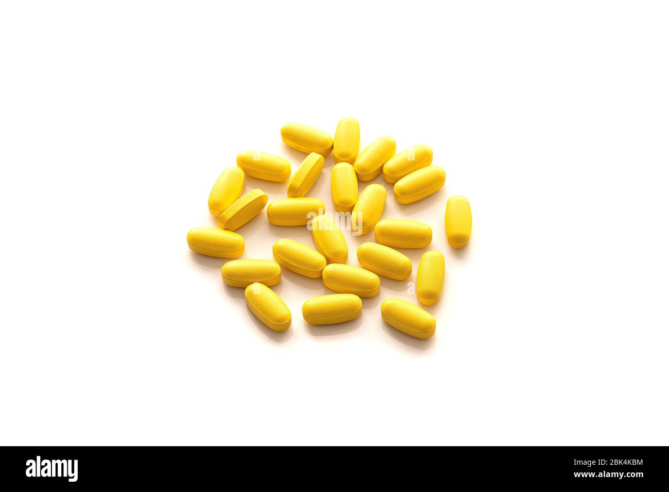 Medizinische Pille, pharmazeutische Medizin Kapsel. Schmerzmittel, Vitamin, Antibiotika, Probiotikum auf weißem Hintergrund. Stockfoto