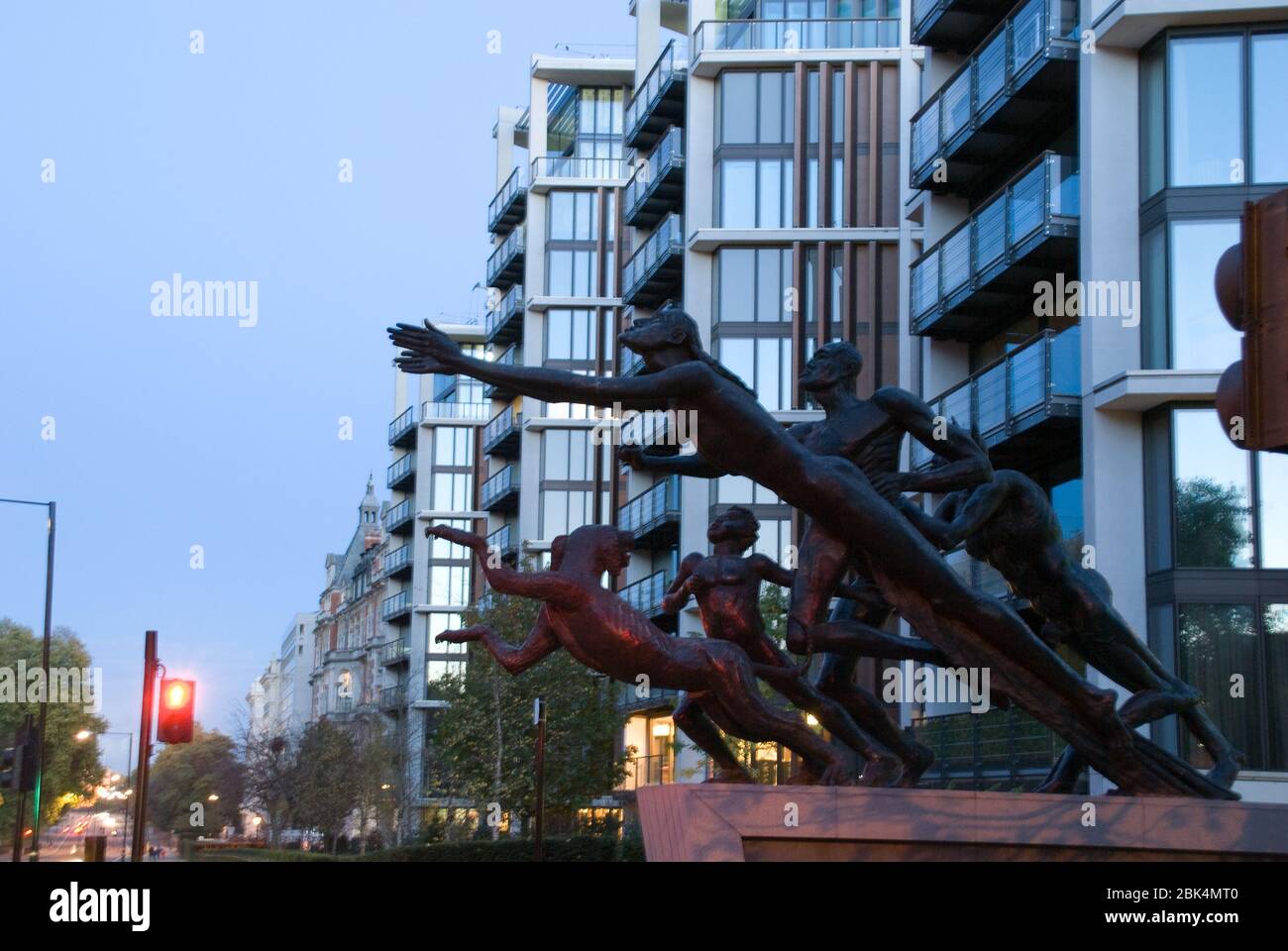 Rush of Green Modern Apartments Luxusresidential Under Construction One Hyde Park, Knightsbridge, London, SW1X 7LJ von RSHP Jacob Epstein Stockfoto Rush of Green Modern Apartments Luxusresidential Under Construction One Hyde Park, Knightsbridge, London, SW1X 7LJ von RSHP Jacob Epstein Stockfoto