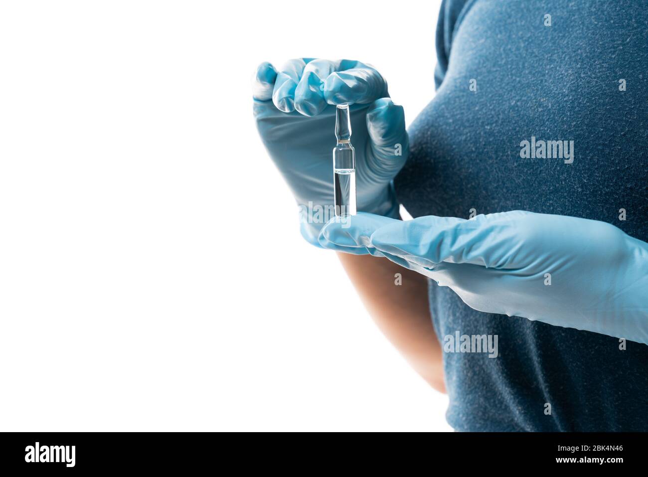 Nahaufnahme eines jungen Weibchens in Handschuhen, das auf weißem Hintergrund isoliert Ampulle in den Händen hält Stockfoto