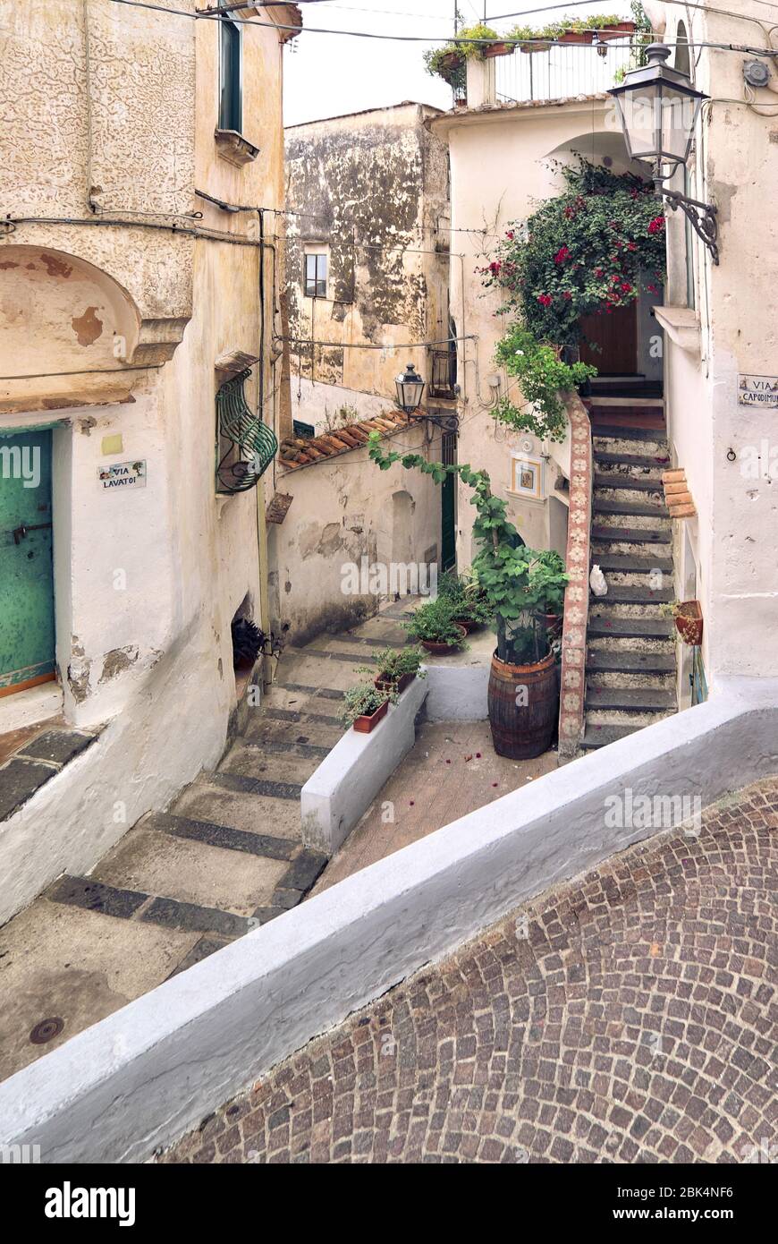 Schmale Straße und Treppen von Vietri entlang der Amalfiküste in Kampanien Stockfoto