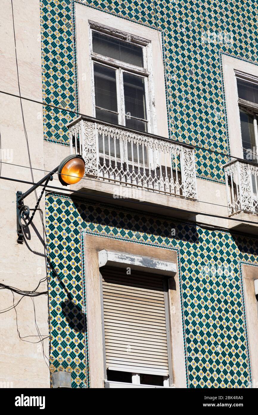 Buildong mit Balkonen mit Azulejos Fliesen, Lissabon, Portugal Stockfoto