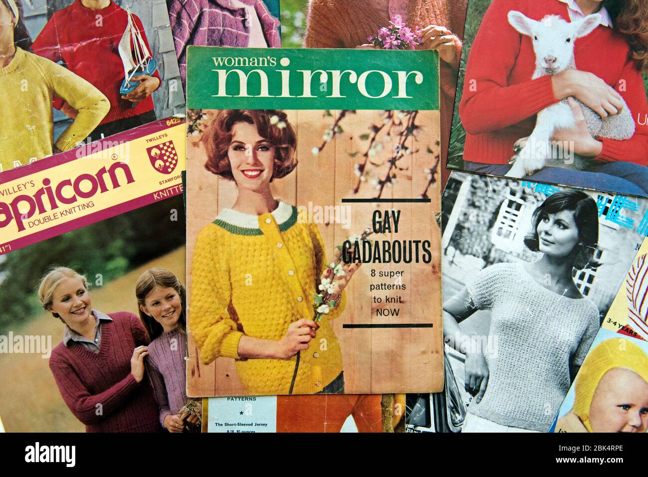 Women's Mirror Strickmuster zeigt Dame trägt gelbe Strickjacke um 1960 auf Sammlung von Vintage Strickmuster angezeigt Stockfoto