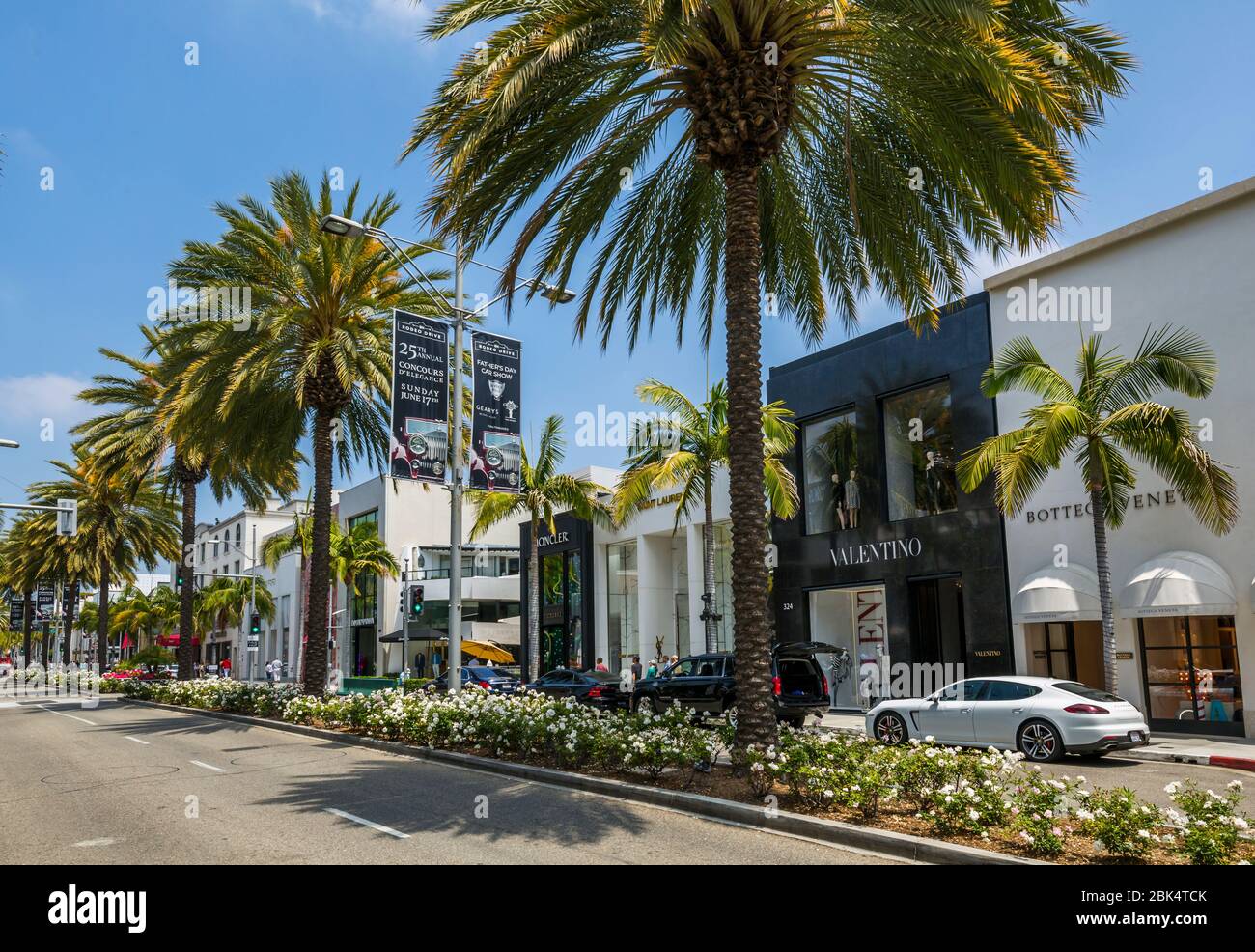 Blick auf Geschäfte auf Rodeo Drive, Beverley Hills, Los Angeles, Kalifornien, Vereinigte Staaten von Amerika, Nordamerika Stockfoto