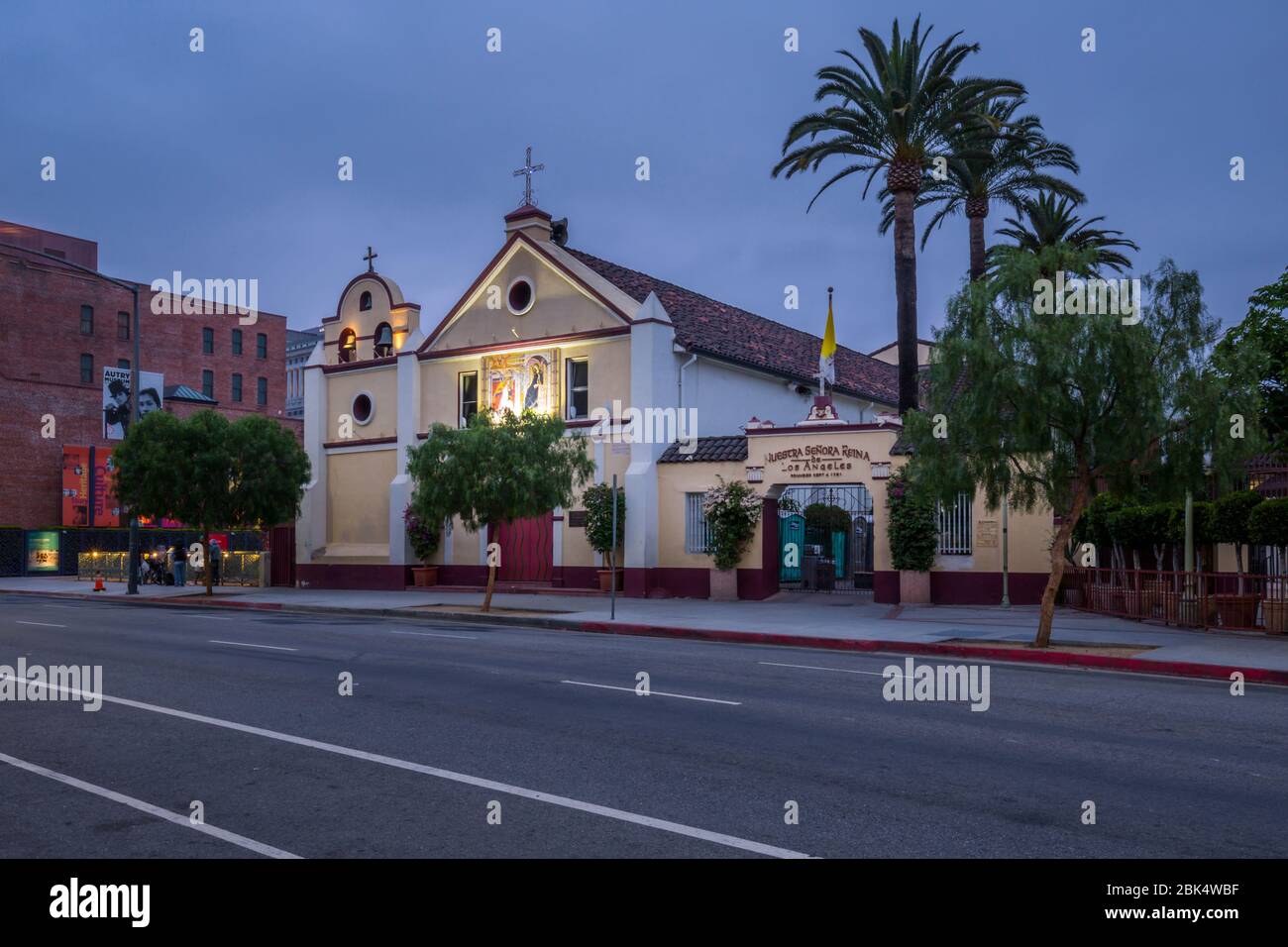 Unsere Lady Queen of Angels Katholische Kirche in der Dämmerung, Downtown LA, Los Angeles, Kalifornien, Vereinigte Staaten von Amerika, Nordamerika Stockfoto