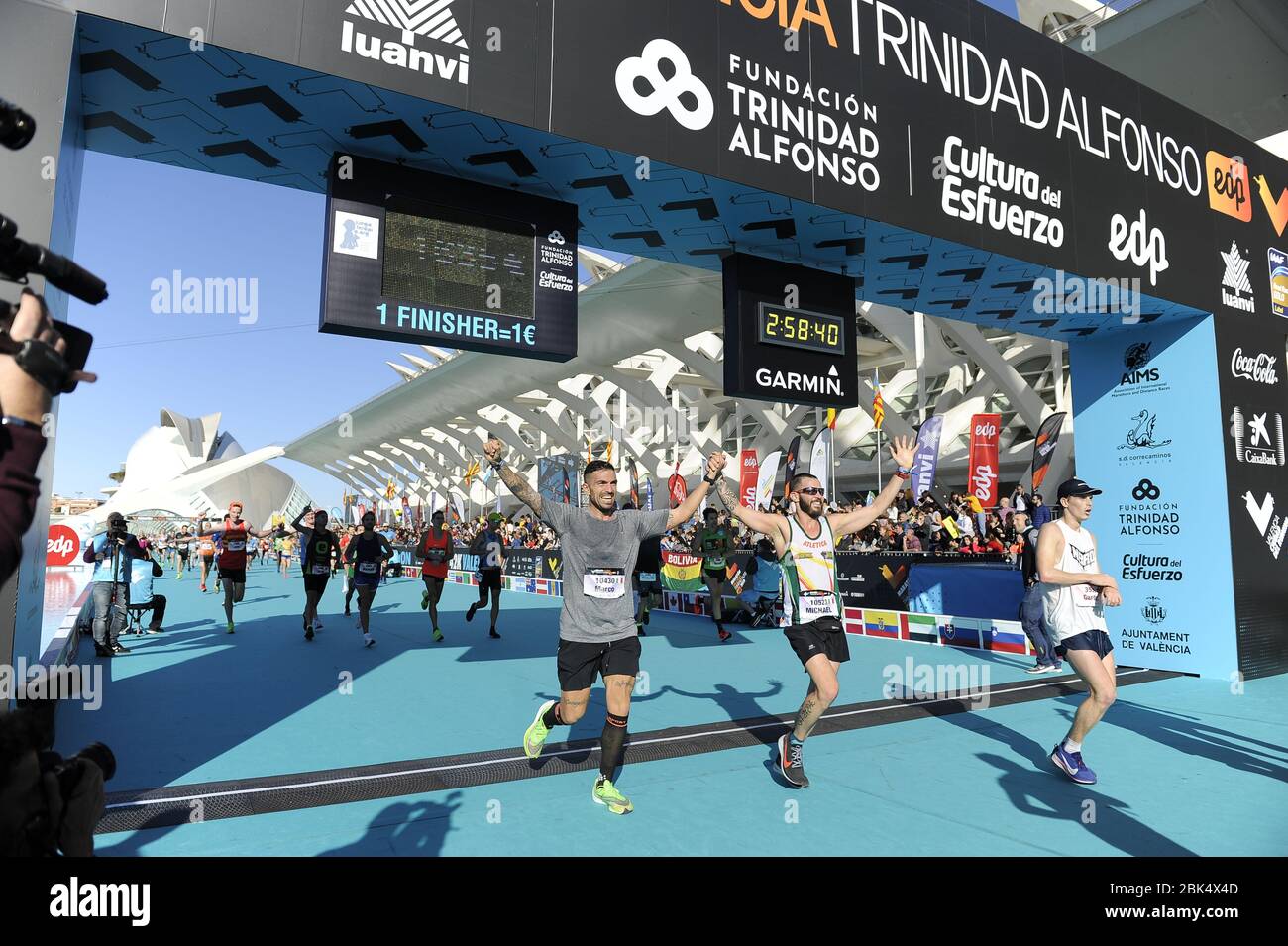 VALENCIA, SPANIEN - 1. DEZEMBER 2019: Läufer, die beim Valencia-Marathon 2019 ins Ziel kommen Stockfoto