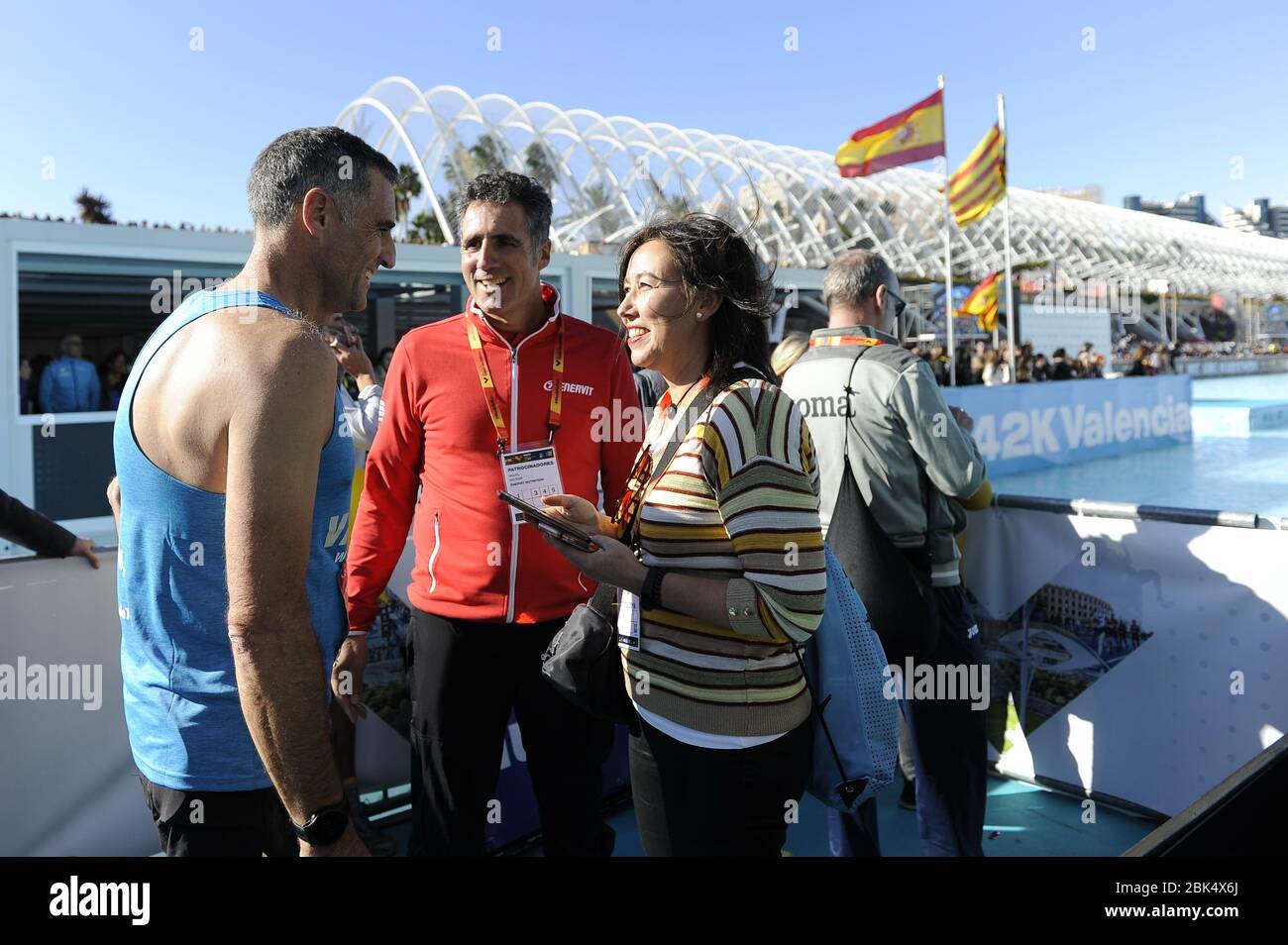 VALENCIA, SPANIEN - 1. DEZEMBER 2019: Miguel Indurain begrüßt seinen Bruder Prudencio nach der Teilnahme am Valencia Marathon 2019 Stockfoto