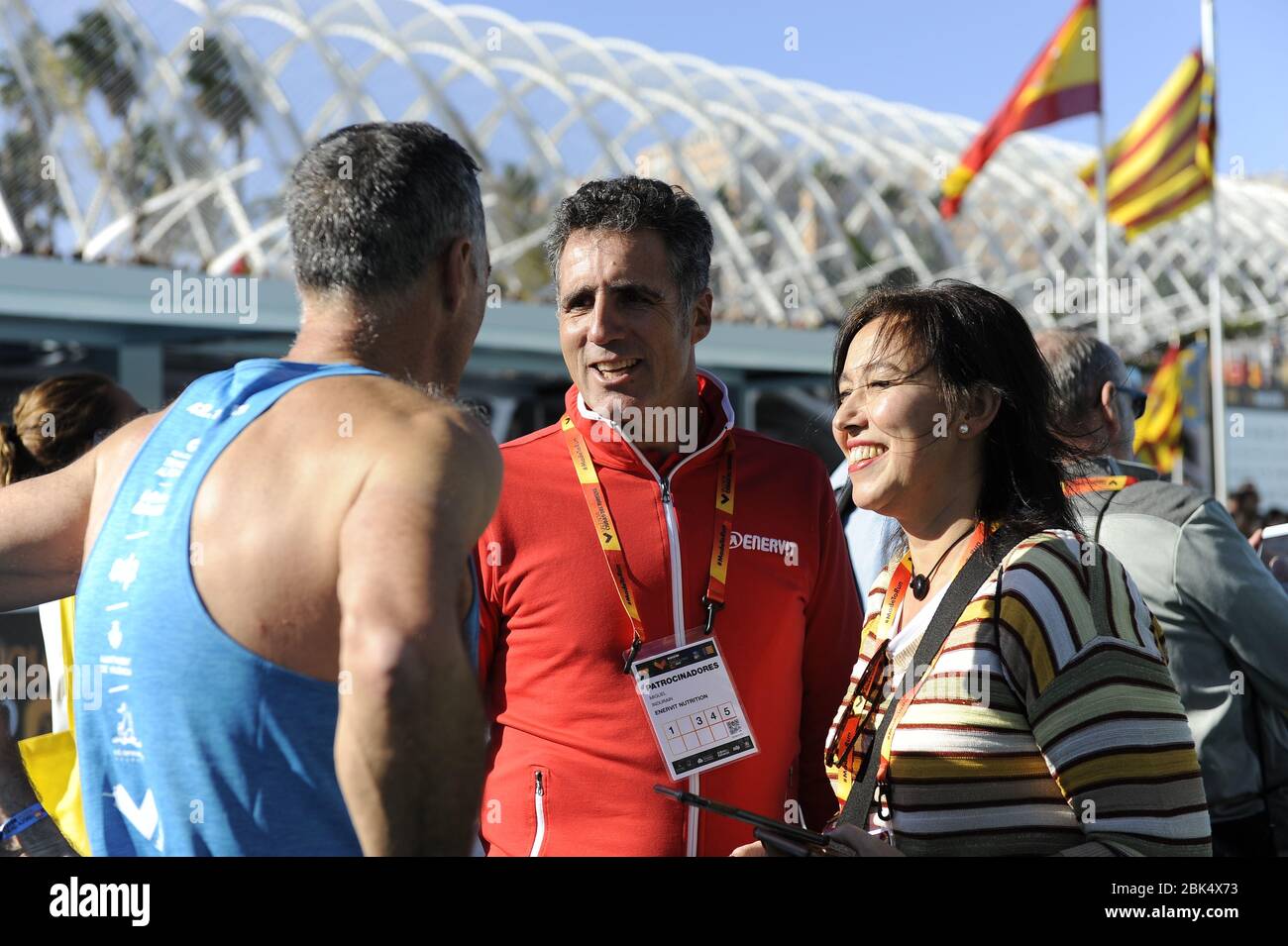 VALENCIA, SPANIEN - 1. DEZEMBER 2019: Miguel Indurain begrüßt seinen Bruder Prudencio nach der Teilnahme am Valencia Marathon 2019 Stockfoto