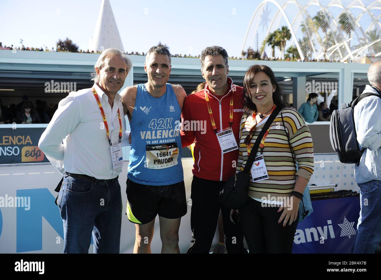 VALENCIA, SPANIEN - 1. DEZEMBER 2019: Miguel Indurain begrüßt seinen Bruder Prudencio nach der Teilnahme am Valencia Marathon 2019 Stockfoto