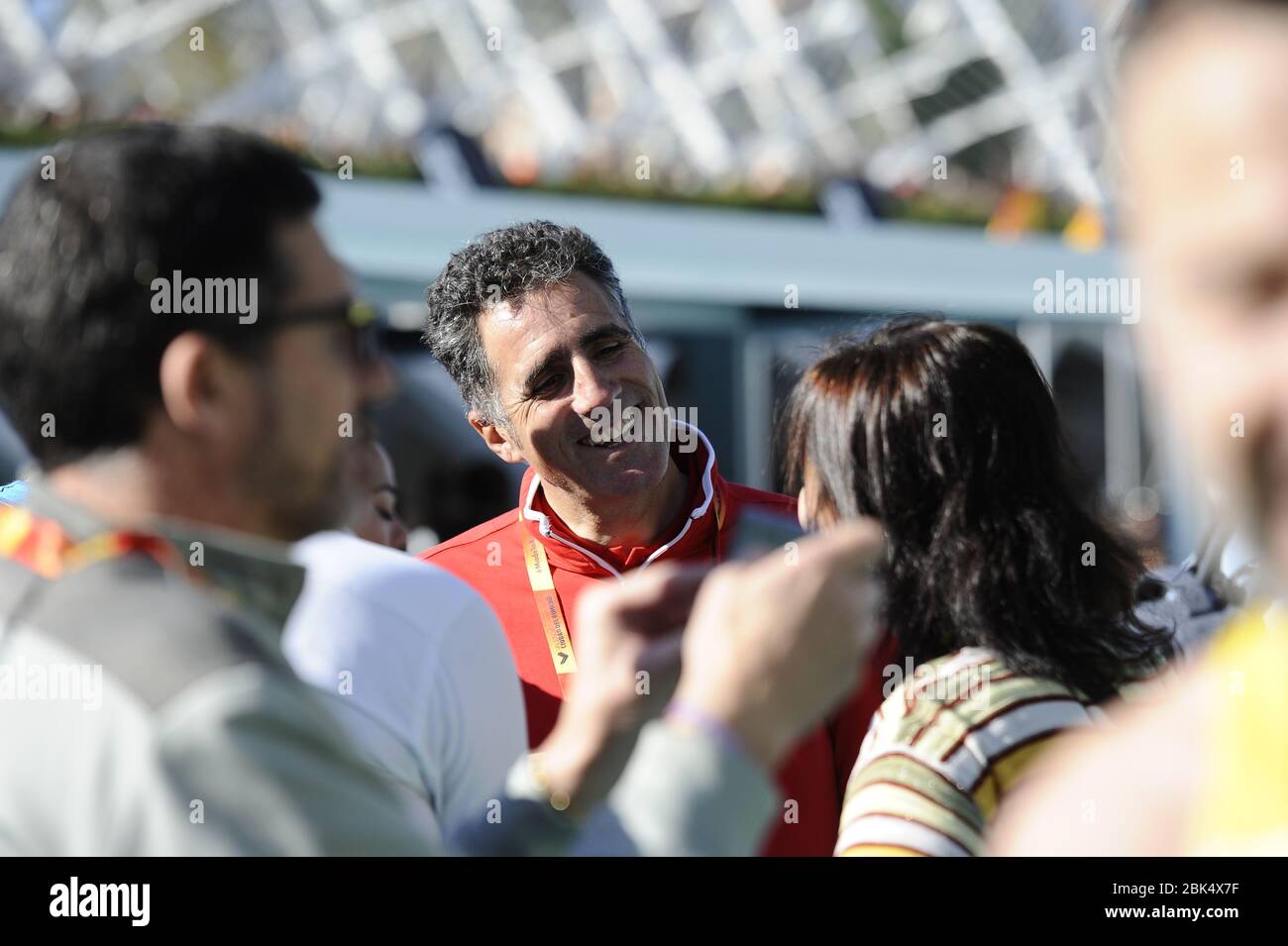 VALENCIA, SPANIEN - 1. DEZEMBER 2019: Miguel Indurain begrüßt seinen Bruder Prudencio nach der Teilnahme am Valencia Marathon 2019 Stockfoto