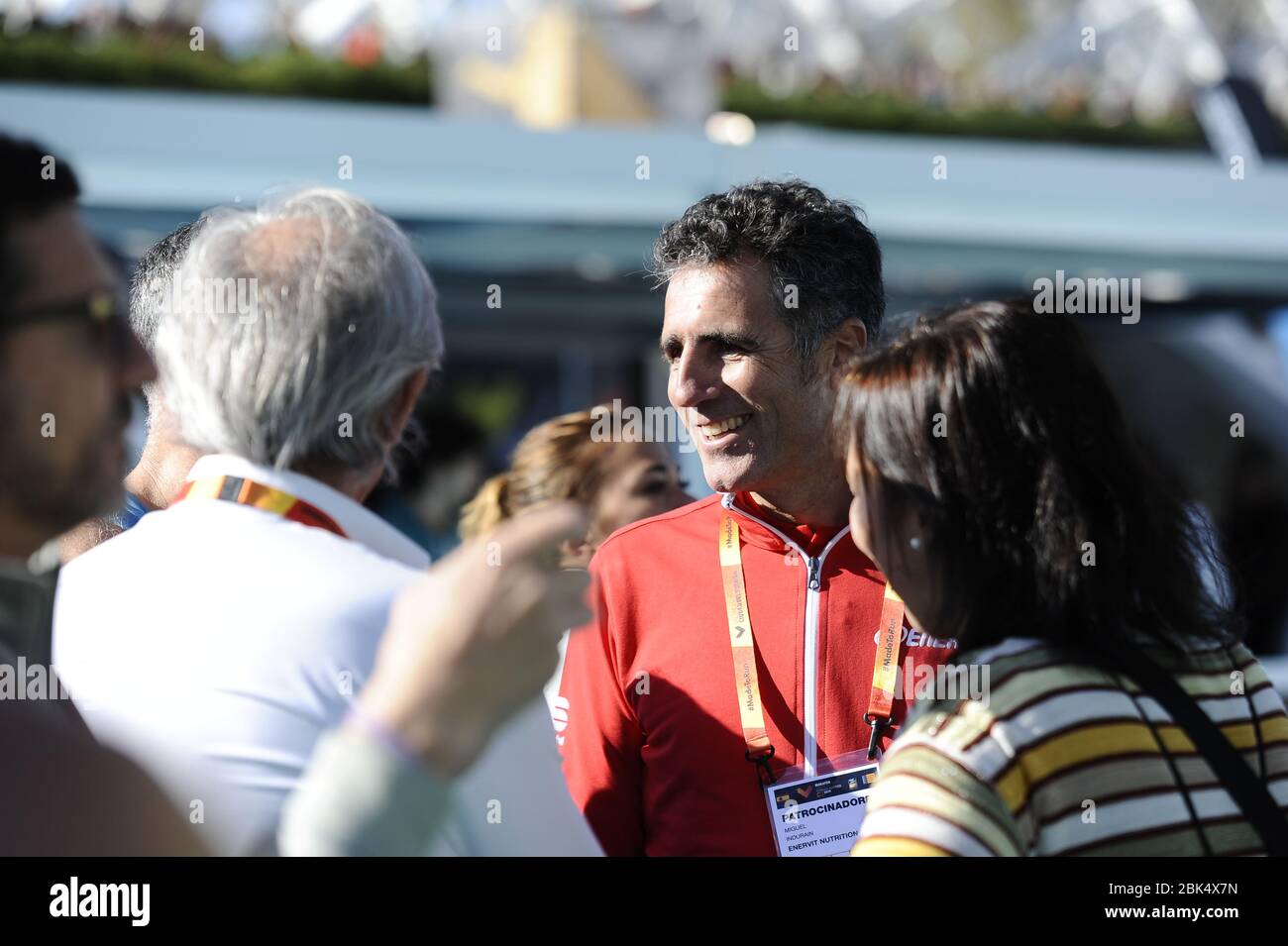 VALENCIA, SPANIEN - 1. DEZEMBER 2019: Miguel Indurain begrüßt seinen Bruder Prudencio nach der Teilnahme am Valencia Marathon 2019 Stockfoto