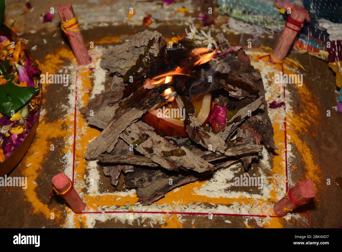 Mandap Feuerinstallation von pandit bei indischer hindu Hochzeit Stockfoto