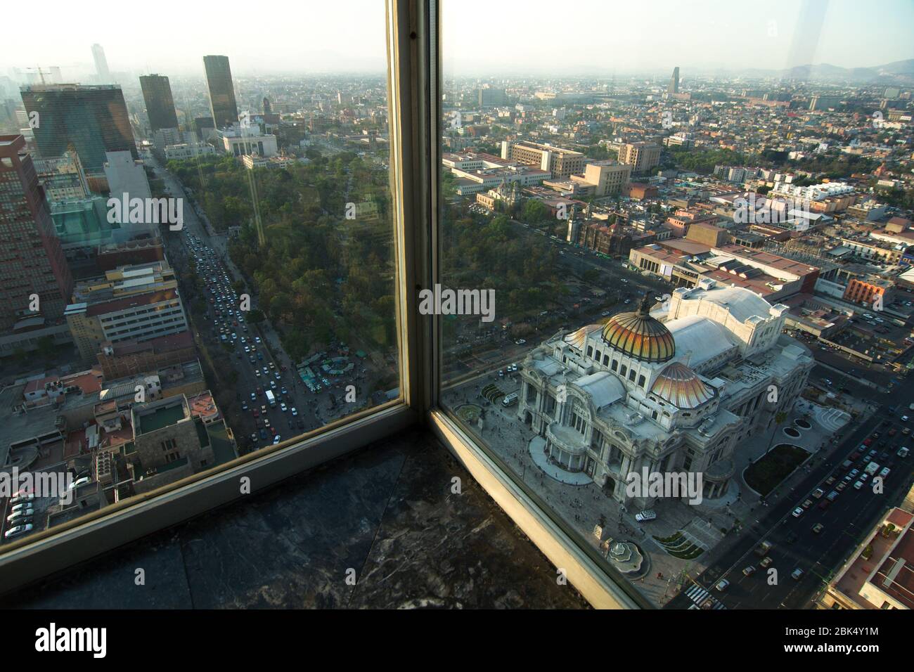 Mexico City, CDMX, Mexico - 2019: Palacio de Bellas Artes (Palast der Schönen Künste) und Alameda Central Park aus der Sicht des Torre Latinoamericana. Stockfoto