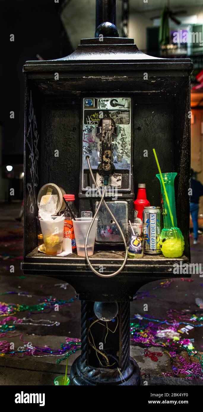 Für einen betrunkenen Abend ist eine Telefonzelle gut, um ein Taxi zu rufen ... oder um Ihre Getränke abzulegen ... Mardis Gras auf der Bourbon Street im französischen Viertel Stockfoto