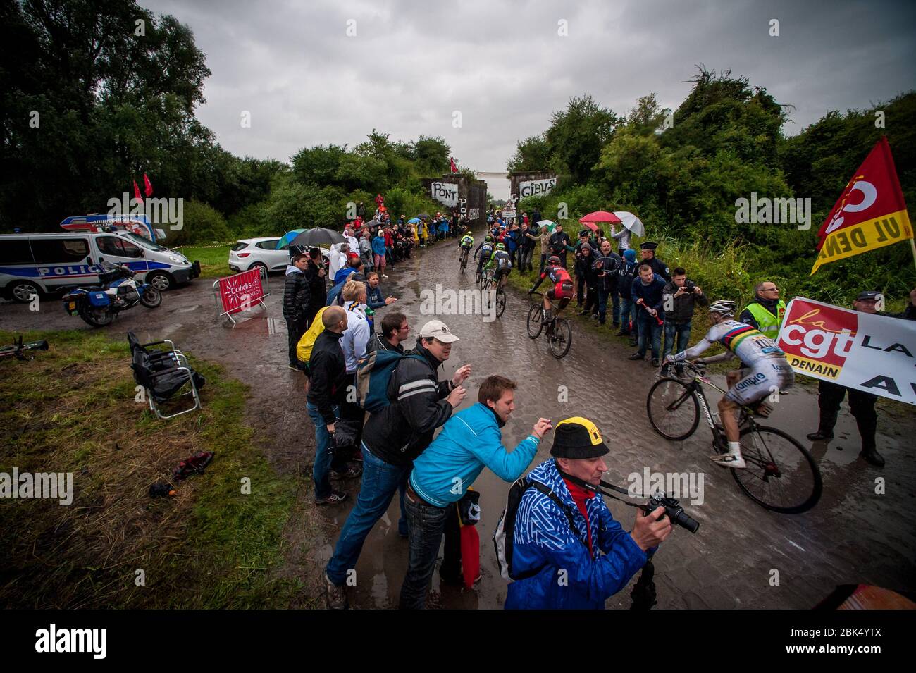 Tour De France 2014 Etappe 5. Ypern - Arenberg Porte du Hennegau. Der 1600 Meter lange gepflasterte Sektor zwischen Waller und Hélesmes. Pont Gibus. Stockfoto