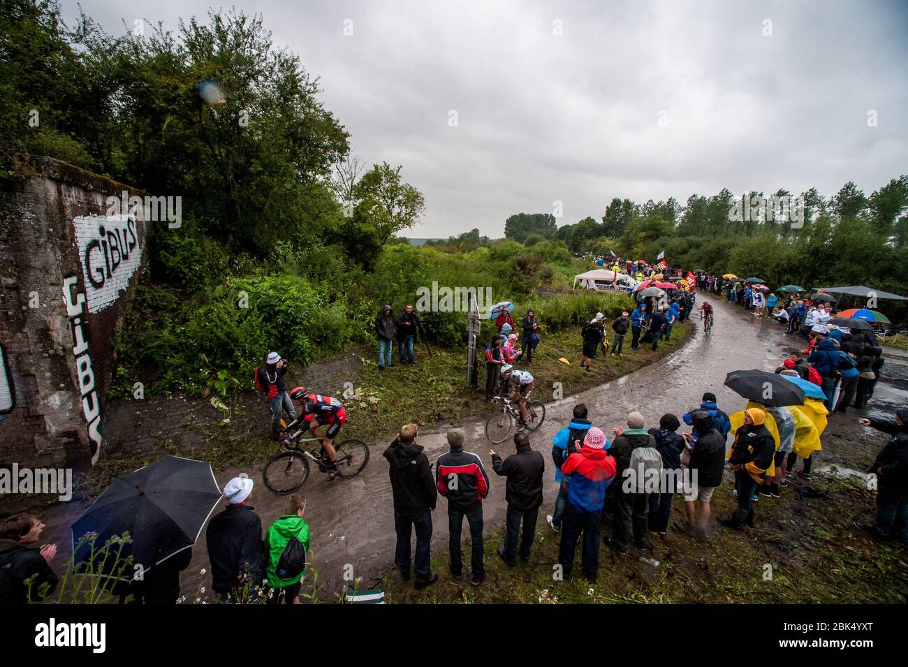 Tour De France 2014 Etappe 5. Ypern - Arenberg Porte du Hennegau. Der 1600 Meter lange gepflasterte Sektor zwischen Waller und Hélesmes. Pont Gibus. Stockfoto