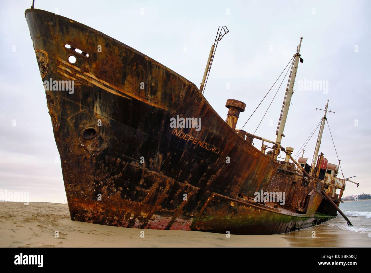 Verlassenes Schiffswrack namens Independencia am Strand von Namibe. Stockfoto