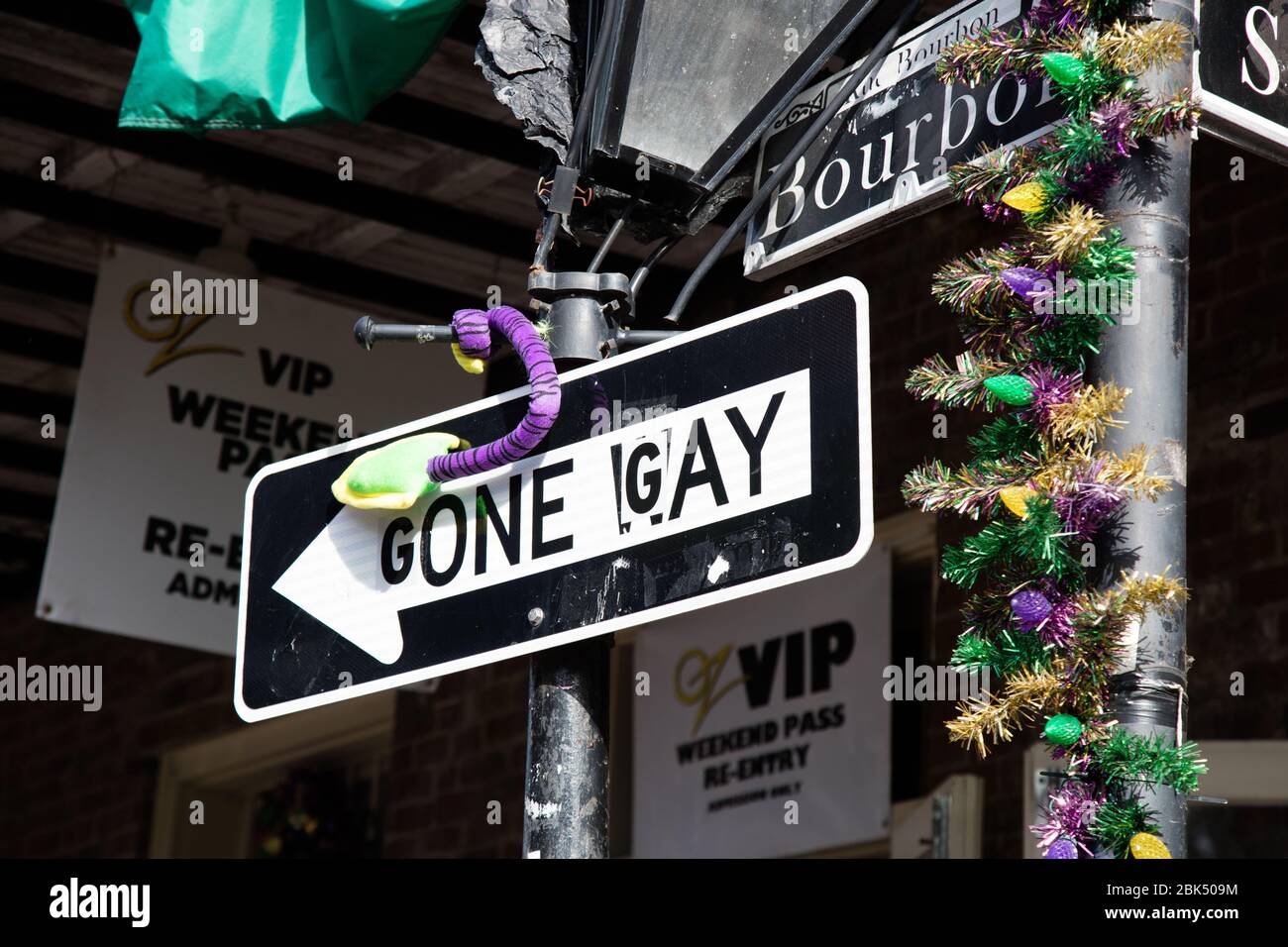 Während des Mardis Gras wurde die Straße außerhalb des LGBT-Bereichs auf der Bourbon Street im French Quarter in New Orleans umgestaltet Stockfoto