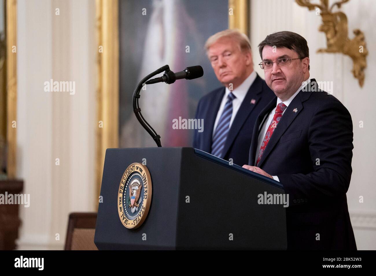 Washington, Vereinigte Staaten Von Amerika. April 2020. Washington, Vereinigte Staaten von Amerika. 30 April 2020. US-Präsident Donald Trump hört zu, wie der Minister für Veteranenanangelegenheiten Robert Wilkie an den Bemerkungen auf der Veranstaltung zum Schutz amerikanischer Senioren im Ostraum des Weißen Hauses vom 30. April 2020 in Washington, DC, spricht. Quelle: Tia Dufour/White House Photo/Alamy Live News Stockfoto