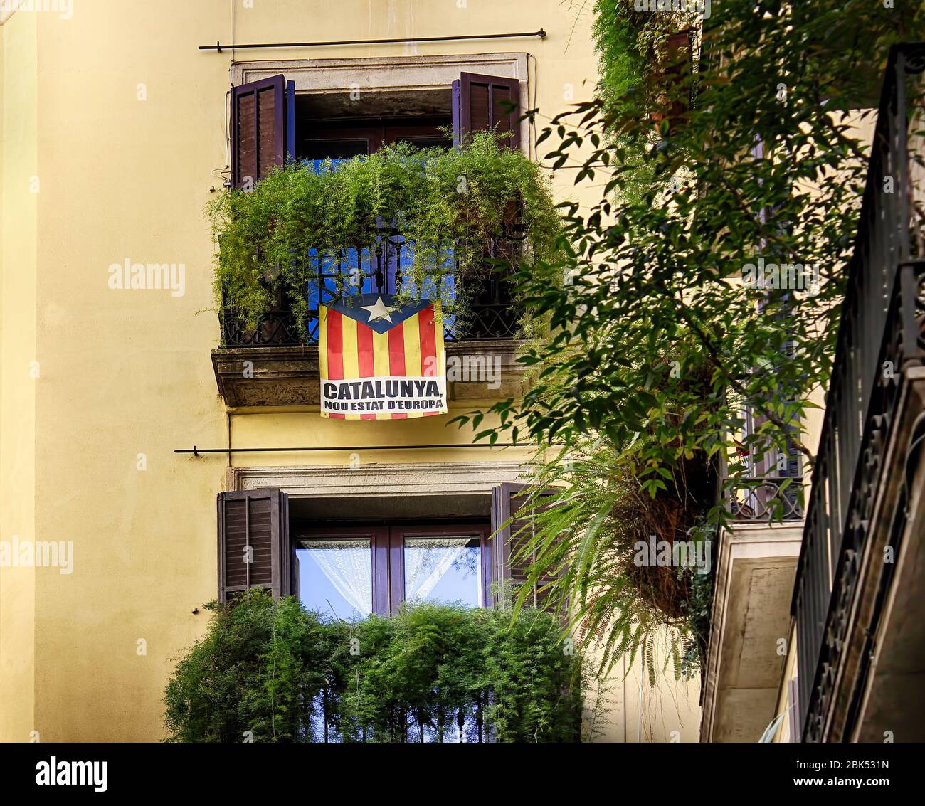 Die Estellada - eine inoffizielle Flagge Kataloniens (Katalanische Republik) auf dem Balkon in Barcelona. Barcelona, Katalonien, Spanien. Stockfoto