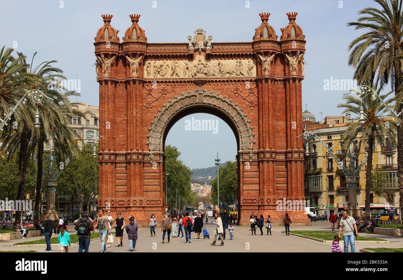 Der Triumphbogen in Barcelona, Katalonien, Spanien. Erbaut von dem Architekten Josep Vilaseca als Haupteingang für die Weltausstellung 1888. Stockfoto