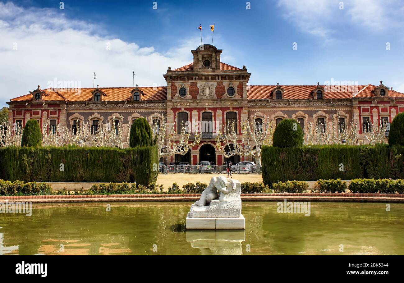 Palast des Parlaments von Katalonien, Barcelona, Spanien, Parc de la Ciutadella. Die Verwüstungs-Skulptur von Josep Llimona im vorderen Teil des Teiches. Stockfoto