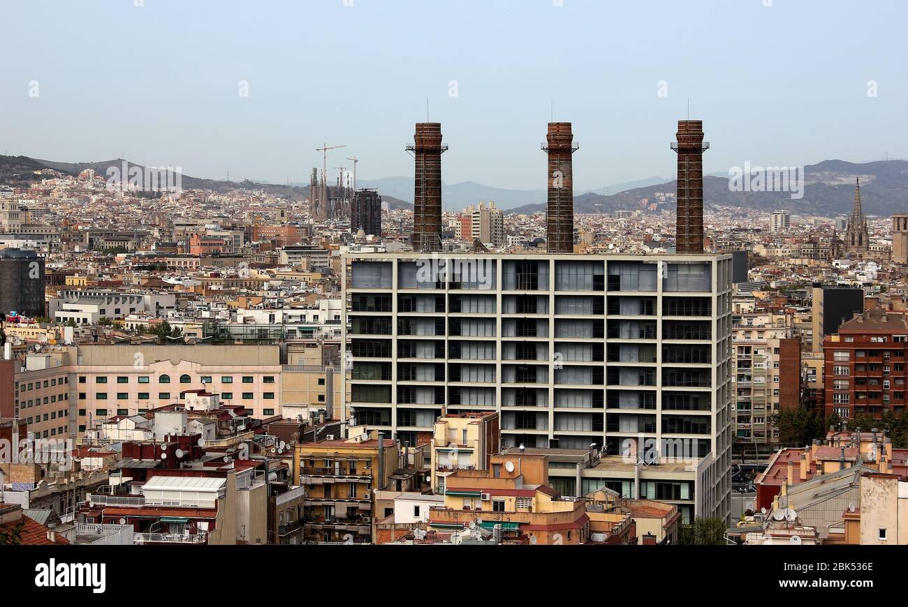 Ein Panoramablick auf Barcelona, Katalonien, Spanien. La Sagrada Familia in der Ferne gesehen. Stockfoto