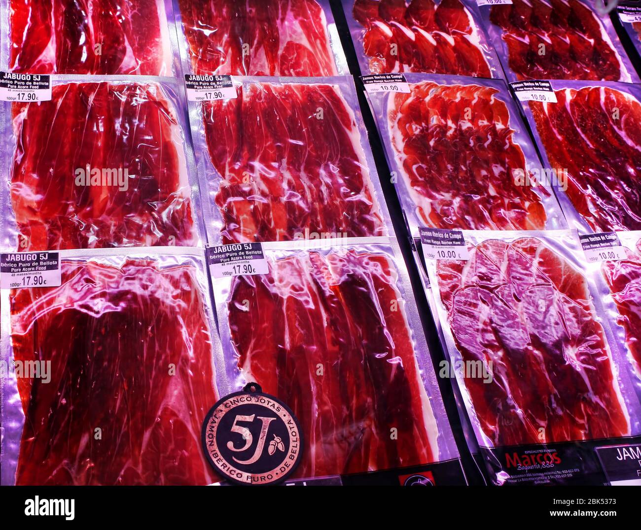 Berühmte Iberico Fleischprodukte aus schwarzen iberischen Schweinen auf dem La Boqueria Markt neben La Rambla. Barcelona, Katalonien, Spanien. Stockfoto