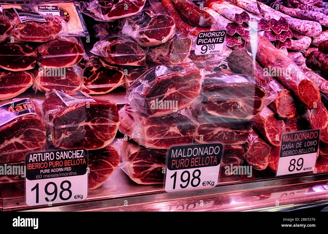 Berühmte Iberico Fleischprodukte aus schwarzen iberischen Schweinen auf dem La Boqueria Markt neben La Rambla. Barcelona, Katalonien, Spanien. Stockfoto