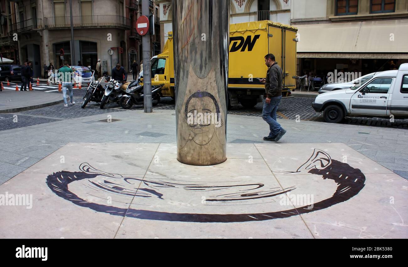 Salvador Dali Spiegel Portrait Denkmal in der Straße von Figueres, Katalonien, Girona, Spanien. Aufgenommen am 16. April 2015. Stockfoto