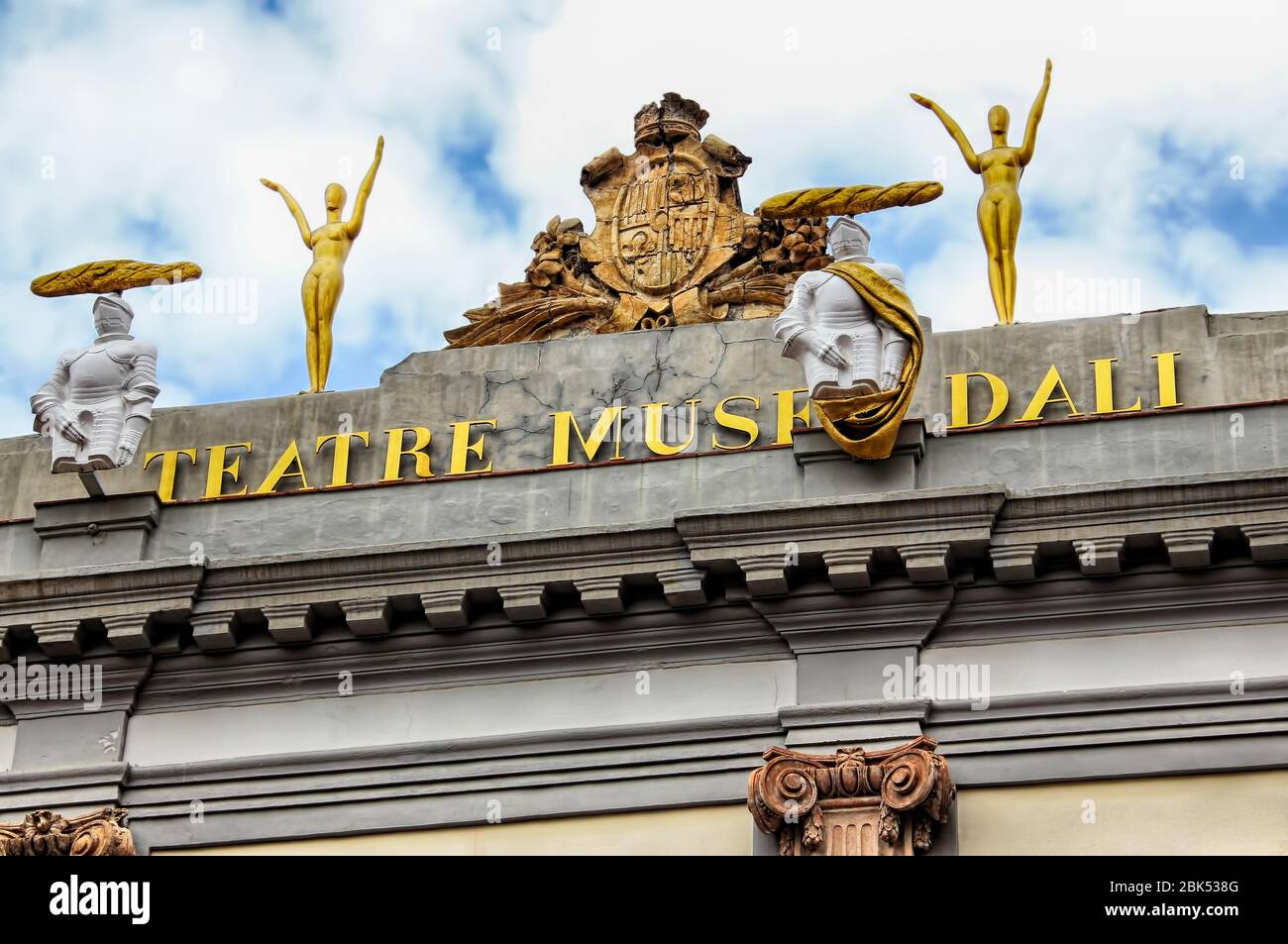 Salvador Dali Theater-Museum Fassade und Dach mit Statuen in Figueres, Katalonien, Spanien. Aufgenommen am 16. April 2015. Stockfoto
