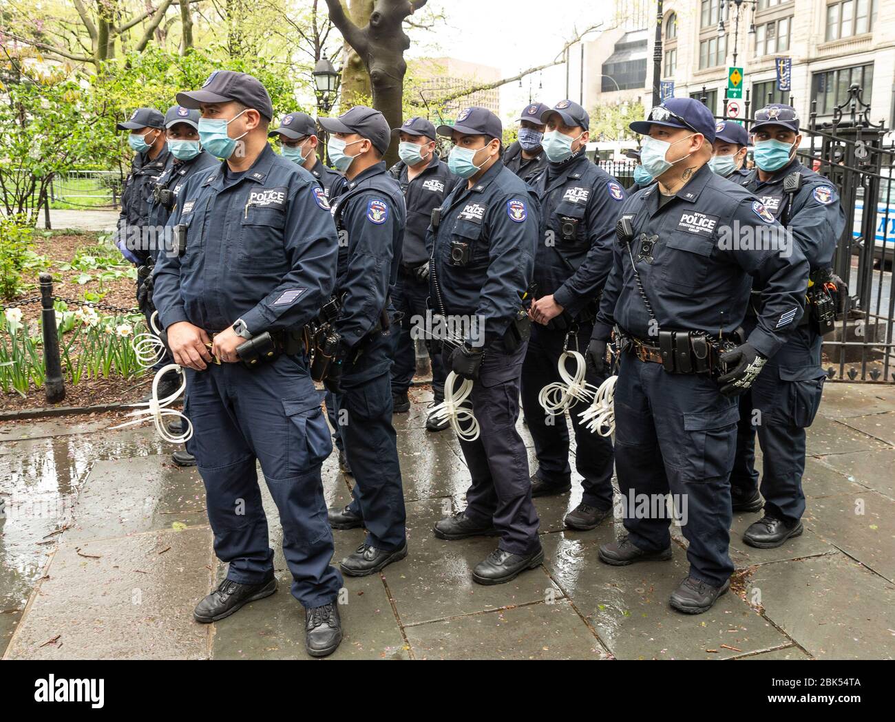 New York, NY - 1. Mai 2020: Polizeibeamte beobachten, wie Aktivisten eine kleine MAGA-Kundgebung im City Hall Park abhalten, die sich für eine Wiedereröffnung des Staates ungeachtet der COVID-19-Pandemie einsetzt Stockfoto