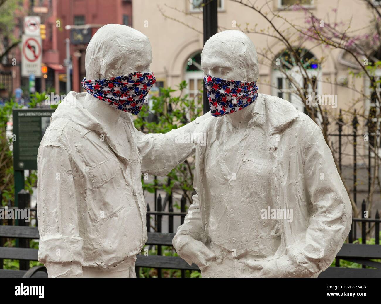 New York, NY - 1. Mai 2020: Statuen des Gay Liberation Monument tragen schützende Gesichtsbandanas, die während der COVID-19 Pandemie im Christopher Park gesehen wurden Stockfoto