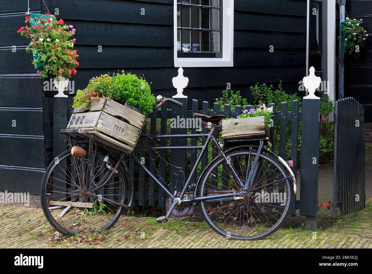 Fahrrad, Zaanse Schans Historisches Dorf, Zaandam, Niederlande Stockfoto