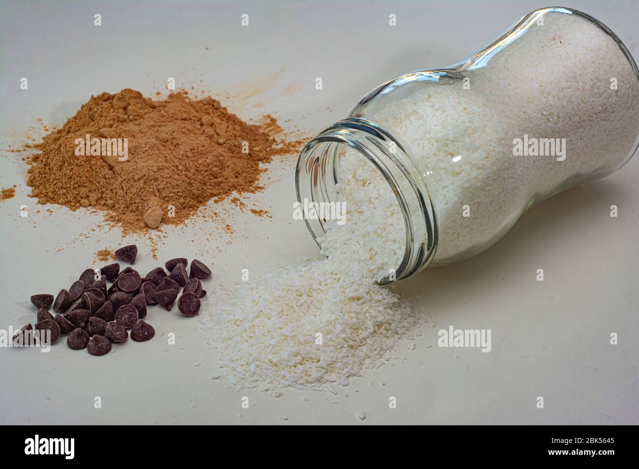 Schokolade, Johannisbrotmehl und geriebene Kokosnuss als Gebäck Stockfoto