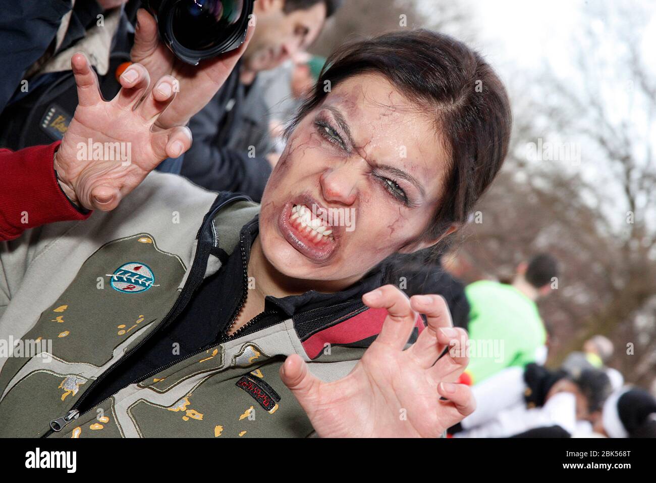 PHILADELPHIA, PA - 7. APRIL: Adrianne Curry auf der ersten Zombie Run 2013 Tour im FDR Park in Philadelphia, Pa am 7. April 2013 Bild: Scott Weiner/MediaPunch Stockfoto