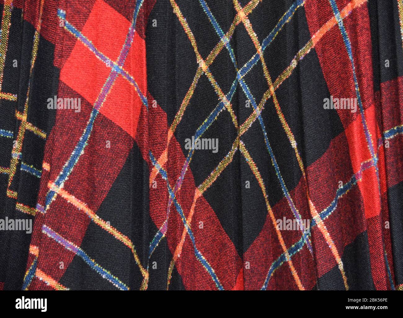 Schwarz, rot, gelb, blau karierter A-Line-Faltenrock. Wollmischung mit Polyester & Acryl. Hergestellt in den USA in den 1980er Jahren. Stockfoto